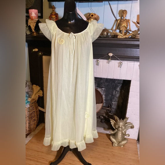1960’s Green Ruffle Trim Rose Detail Nylon Lingerie Night Gown Small - Picture 4 of 11